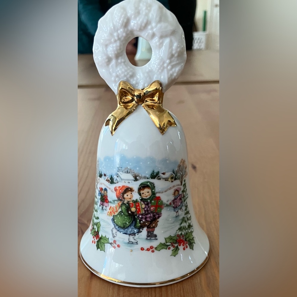 EUC Vintage Avon Christmas Bell 1986 with Gold Bow and Festive Scene